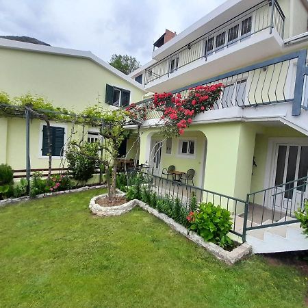 Apartments Simo Petrovac Екстер'єр фото