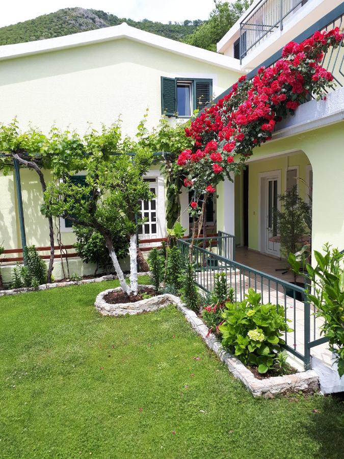Apartments Simo Petrovac Екстер'єр фото