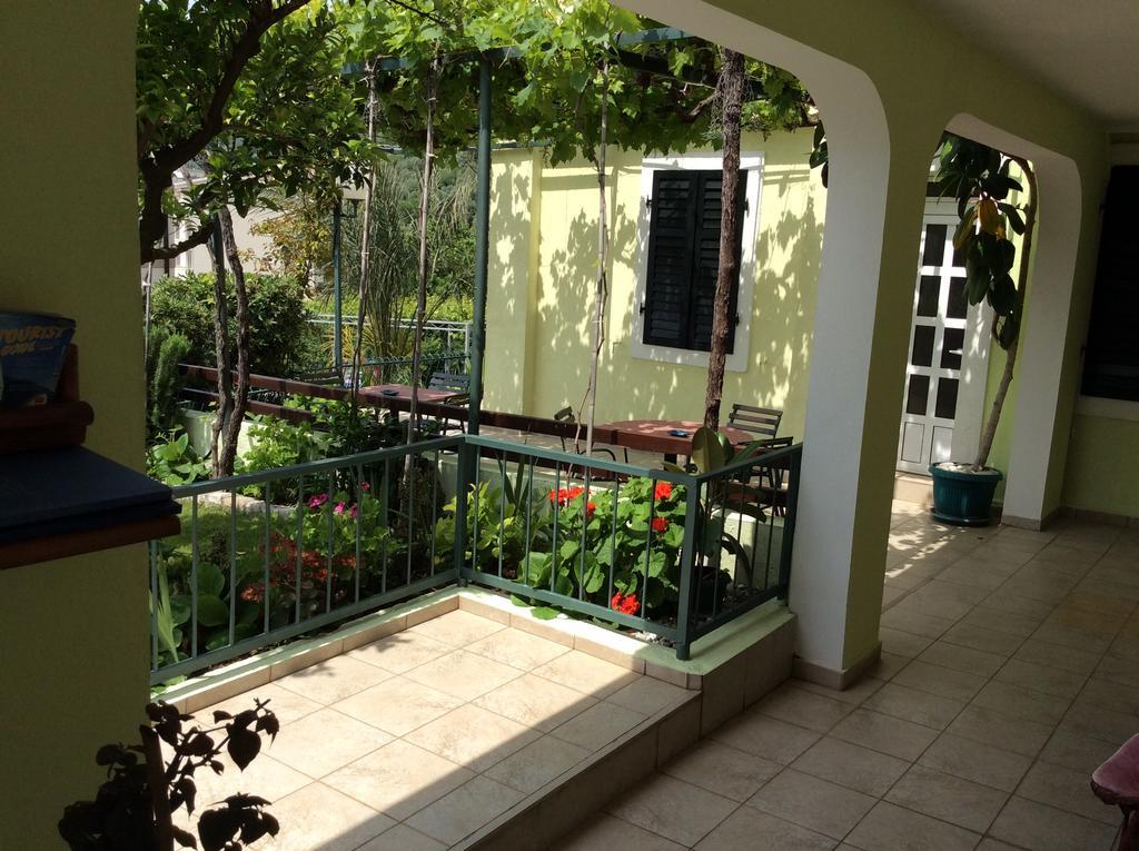 Apartments Simo Petrovac Екстер'єр фото
