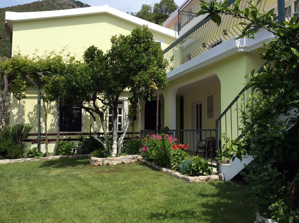 Apartments Simo Petrovac Екстер'єр фото
