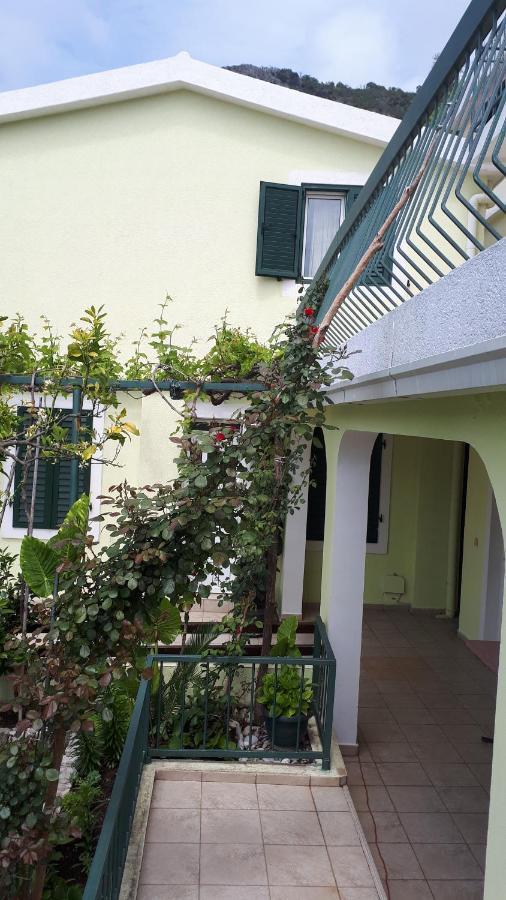 Apartments Simo Petrovac Екстер'єр фото