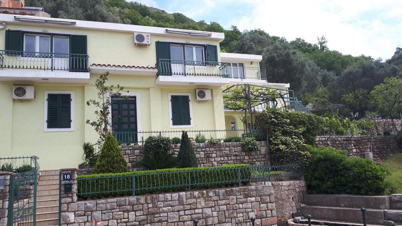 Apartments Simo Petrovac Екстер'єр фото